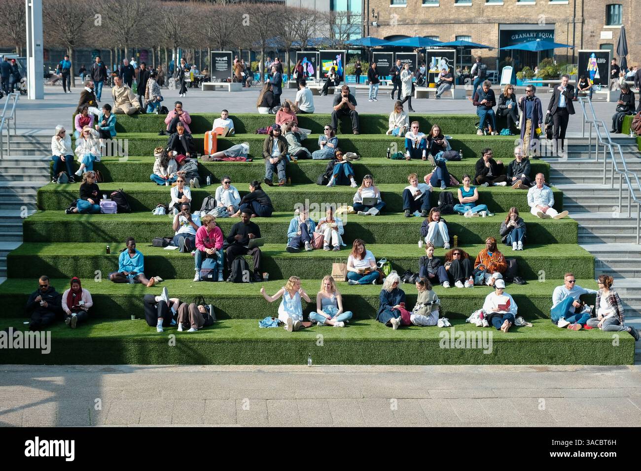 Londra, Regno Unito. 3 aprile 2025. I visitatori di Granary Square potranno godersi il sole a Granary Square, poiché il venerdì nella capitale si prevede che le temperature raggiungano i 20 gradi celsius. Credito: Fotografia dell'undicesima ora/Alamy Live News Foto Stock
