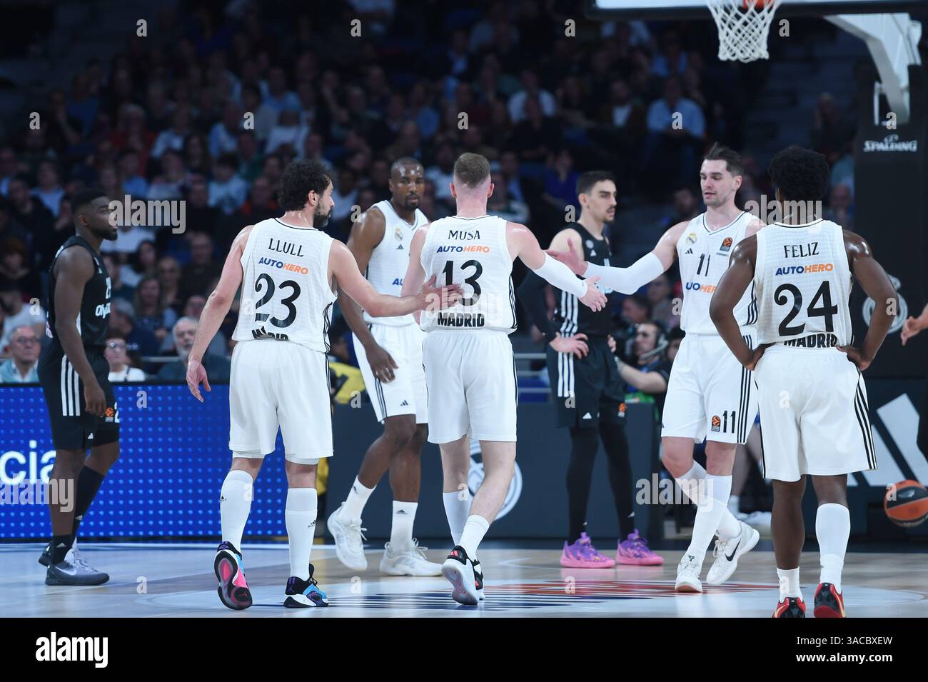 Madrid, Spagna. 3 aprile 2025. I giocatori del Real Madrid festeggiano un punto durante la partita di basket dell'EuroLeague tra il Real Madrid e il Paris Basketball alla Movistar Arena, a Madrid, in Spagna, il 3 aprile 2025. Crediti: Gustavo Valiente/Xinhua/Alamy Live News Foto Stock
