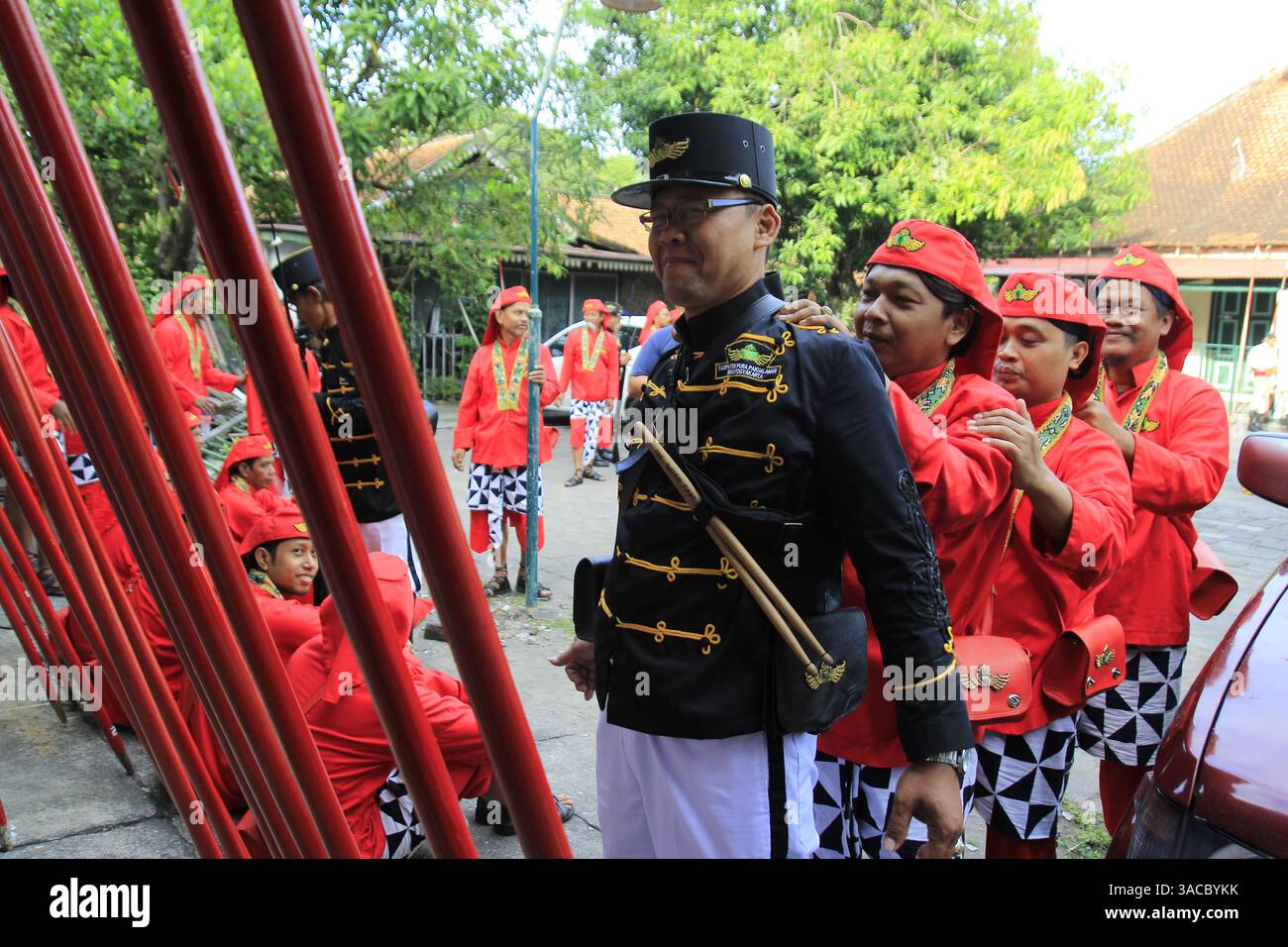 I soldati pakualamani puro si fanno massaggi per renderli più adatti durante i preparativi per il carnevale culturale. Foto Stock