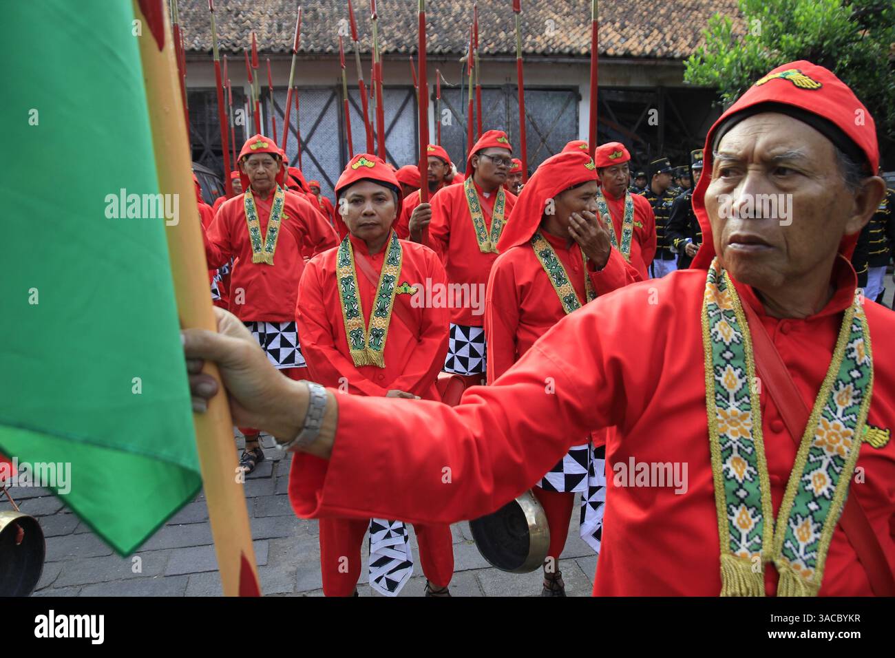 I soldati pakualamani puro si schierano durante i preparativi per il carnevale culturale. Foto Stock