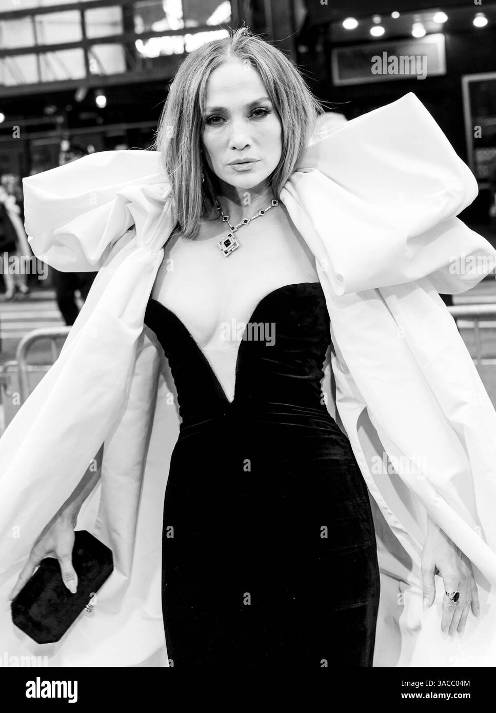 New York, Stati Uniti. 3 aprile 2025. Jennifer Lopez partecipa alla serata di apertura per "Good Night, and Good Luck" al Winter Garden Theatre di New York il 3 aprile 2025. (Foto di Lev Radin/Sipa USA) credito: SIPA USA/Alamy Live News Foto Stock