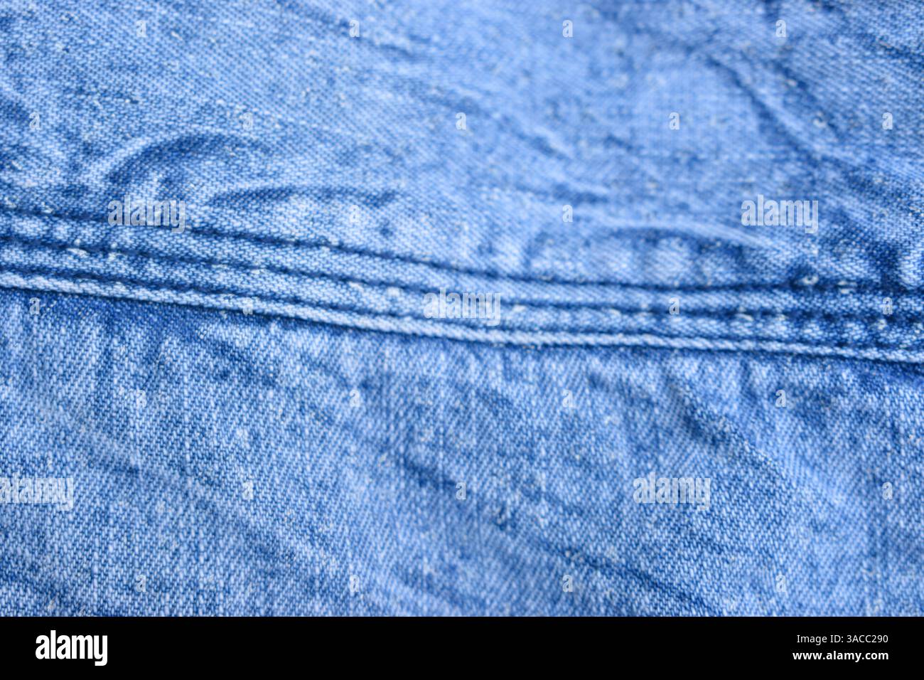 Camicia blu in denim piegata texture primo piano su sfondo Foto Stock