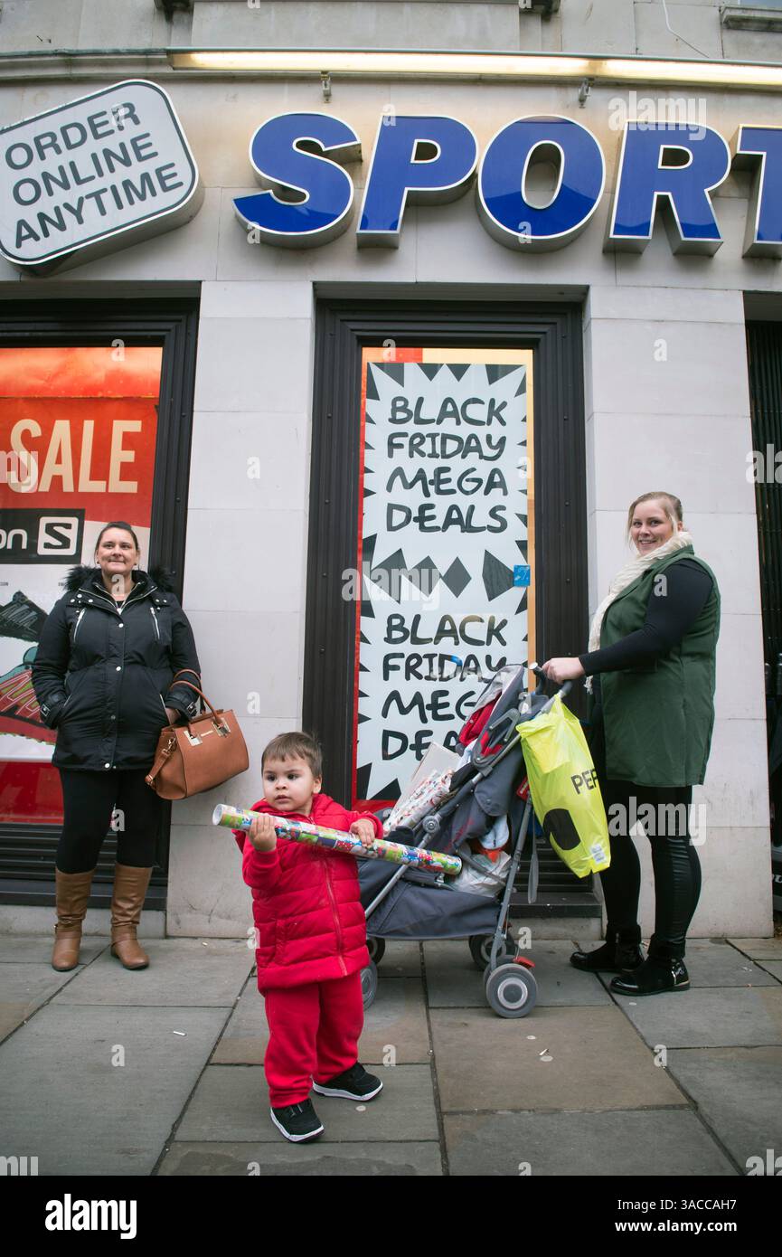 Poster che offrono offerte "Black Friday" nei negozi di Gloucester a Northgate Street. Foto Stock