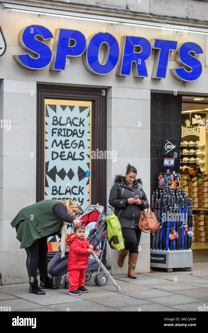 Poster che offrono offerte "Black Friday" nei negozi di Gloucester a Northgate Street. Foto Stock