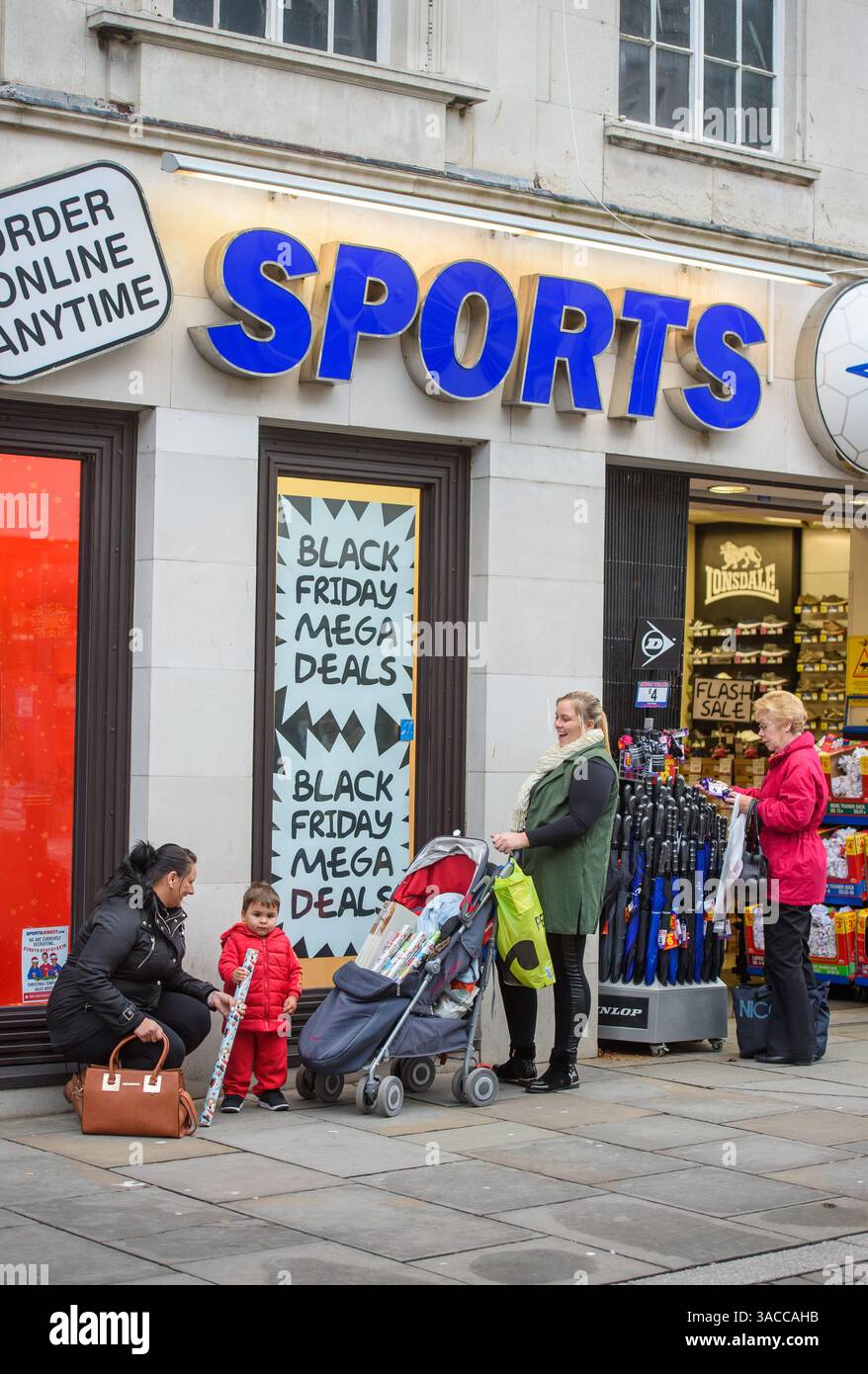 Poster che offrono offerte "Black Friday" nei negozi di Gloucester a Northgate Street. Foto Stock