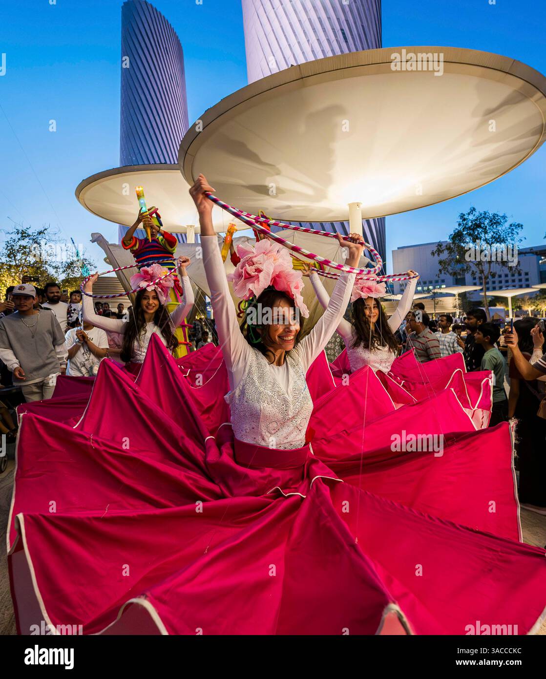 Lusail, Qatar. 3 aprile 2025. Gli artisti si esibiscono durante il Lusail Sky Festival come parte della celebrazione Eid al-Fitr a Lusail, Qatar, 3 aprile 2025. Crediti: Nikku/Xinhua/Alamy Live News Foto Stock