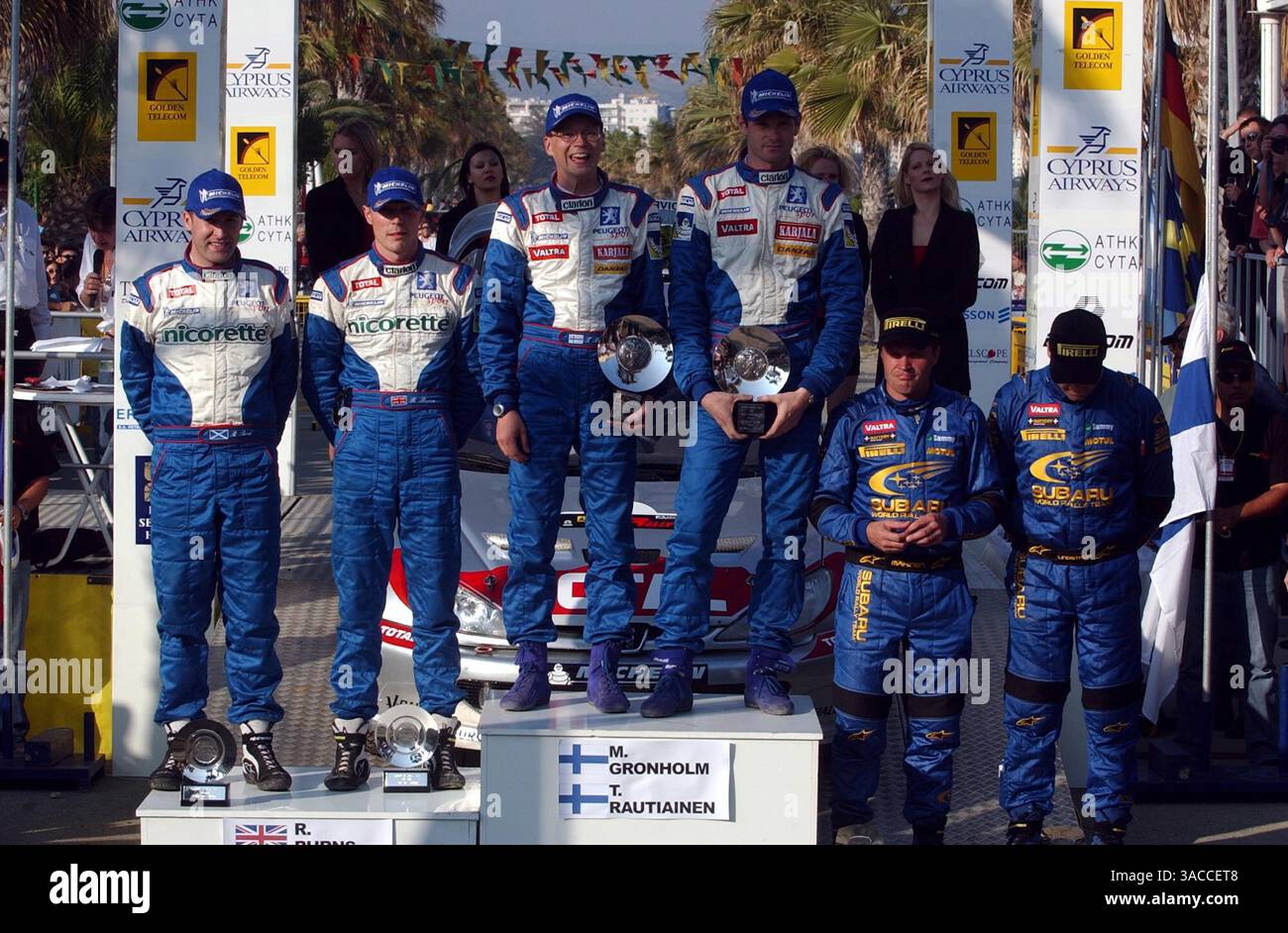 Primi 3 classificati nel rally sul podio 'Olimpico': (L-R) 2° Robert Reid (GBR) & Richard Burns (GBR) Peugeot; 1° Timo Rautiainen (fin) & Marcus Gronholm (fin) Peugeot; 3° Tommi Makinen (fin) & Kaj Lindstrom (fin) Subaru..Rally di Cipro, Rd5, Cipro. 21 aprile 2002..IMMAGINE DIGITALE (immagine di credito: ©Sutton Motorsports/ZUMA Press) Foto Stock