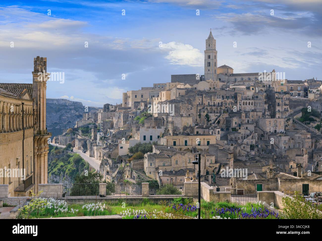 Paesaggio urbano dei Sassi di Matera in Basilicata, Italia meridionale: Veduta del quartiere di Sasso Barisano. Foto Stock