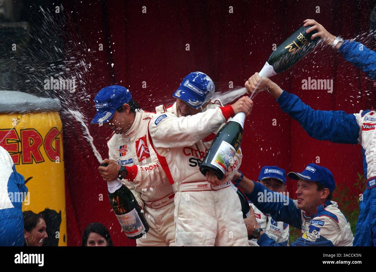 I primi 3 equipaggi spruzzano champagne sul podio olimpico..risultati complessivi:.1° Sebastien Loeb (fra), Daniel Elena (fra), Citroen..2° Richard Burns (GBR), Robert Reid (GBR), Peugeot..3° Marcus Gronholm (fin), Timo Rautiainen (fin), Peugeot..FIA World Rally Championship, RD10, Rallye, Deutschland, Germania 25 agosto 2002..IMMAGINE DIGITALE (immagine di credito: ©Sutton Motorsports/ZUMA Press) Foto Stock
