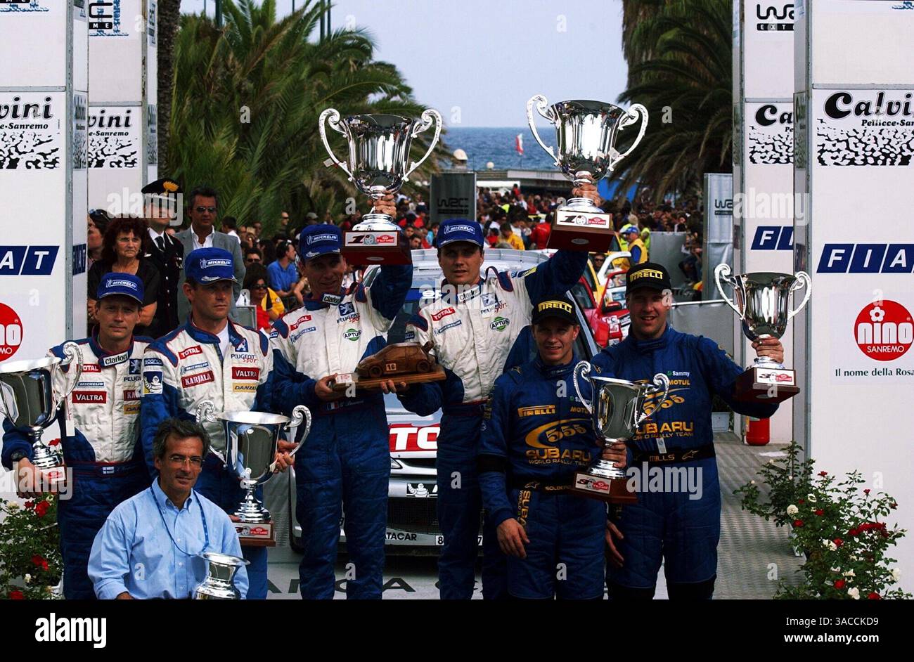 Top 3 equipaggi piazzati sul podio olimpico con i loro trofei..L-R: Timo Rautiainen (fin) & Marcus Gronholm (fin), Peugeot, 2°..Gilles Panizzi (fin) & Herve Panizzi (fin), Peugeot, 1°..Petter Solberg (NOR) & Phil Mills (GBR), Subaru, 3° FIA World Rally Rally, RD11. Terzo giorno. 22 settembre 2002..IMMAGINE DIGITALE (immagine di credito: ©Sutton Motorsports/ZUMA Press) Foto Stock