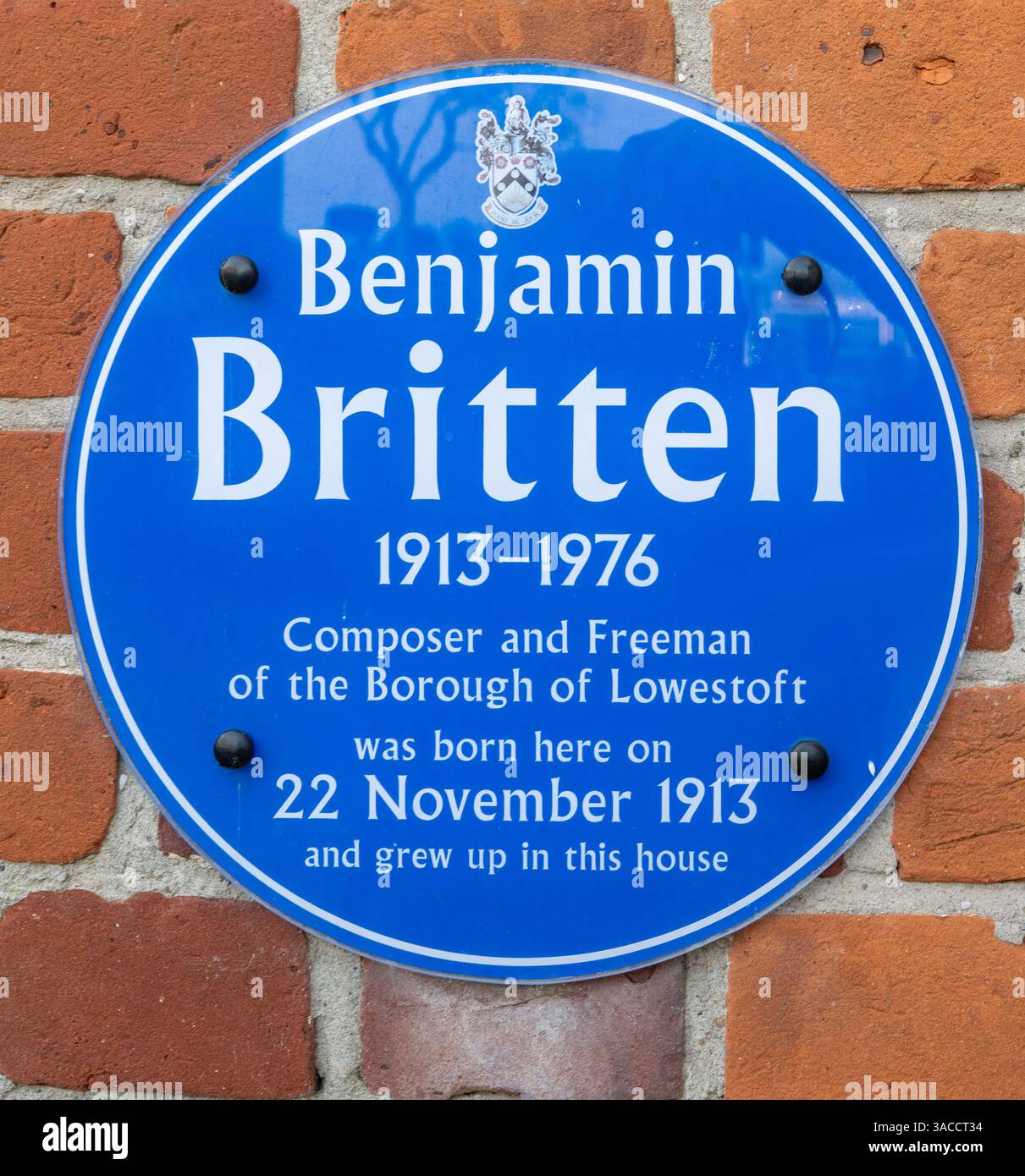 Targa blu Heritage nel luogo di nascita di Benjamin Britten 1913-1976 Kirkley Cliff Road, Lowestoft, Suffolk, East Anglia, Inghilterra, REGNO UNITO Foto Stock