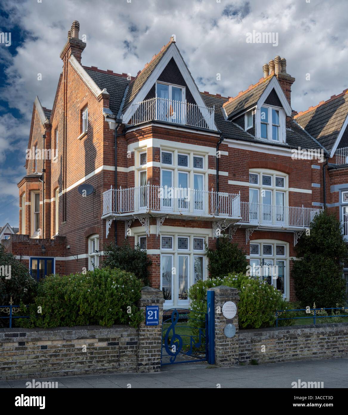 La casa in cui Benjamin Britten è nato e cresciuto, Kirkley Cliff Road, Lowestoft, Suffolk, East Anglia, Inghilterra, Regno Unito Foto Stock