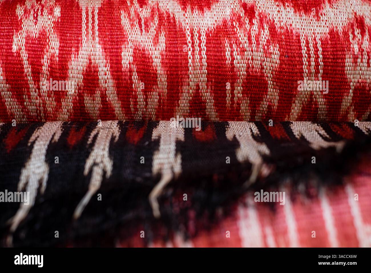 Abiti T'nalak in vari colori e motivi di design realizzati in fibra vegetale di qualità Abaca, realizzati a mano da popolazioni indigene nelle Filippine Foto Stock