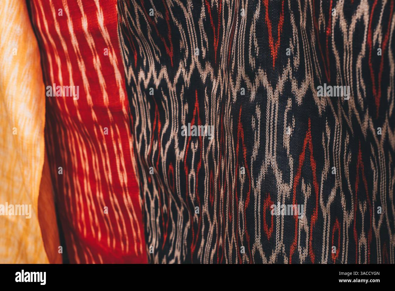 Abiti T'nalak in vari colori e motivi di design realizzati in fibra vegetale di qualità Abaca, realizzati a mano da popolazioni indigene nelle Filippine Foto Stock