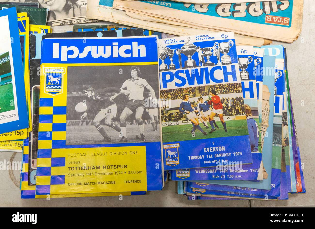 Programma delle partite della squadra di calcio dell'Ipswich Town per il 1974, Suffolk, Inghilterra, Regno Unito partite casalinghe contro Spurs e Everton Foto Stock