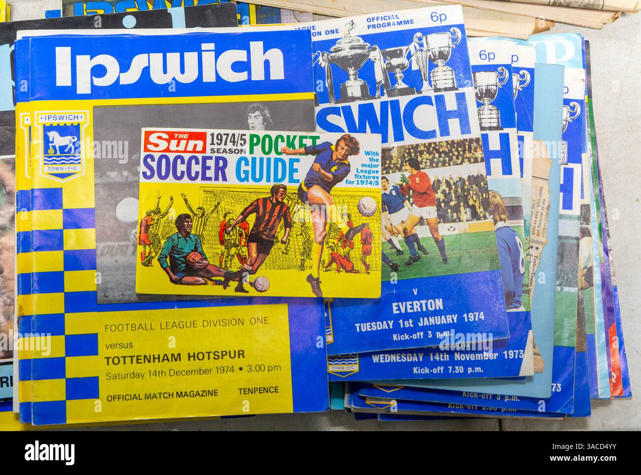 Programma delle partite della squadra di calcio di Ipswich Town e guida al calcio di stagione 1974, Inghilterra, Regno Unito partite casalinghe contro Spurs e Everton Foto Stock