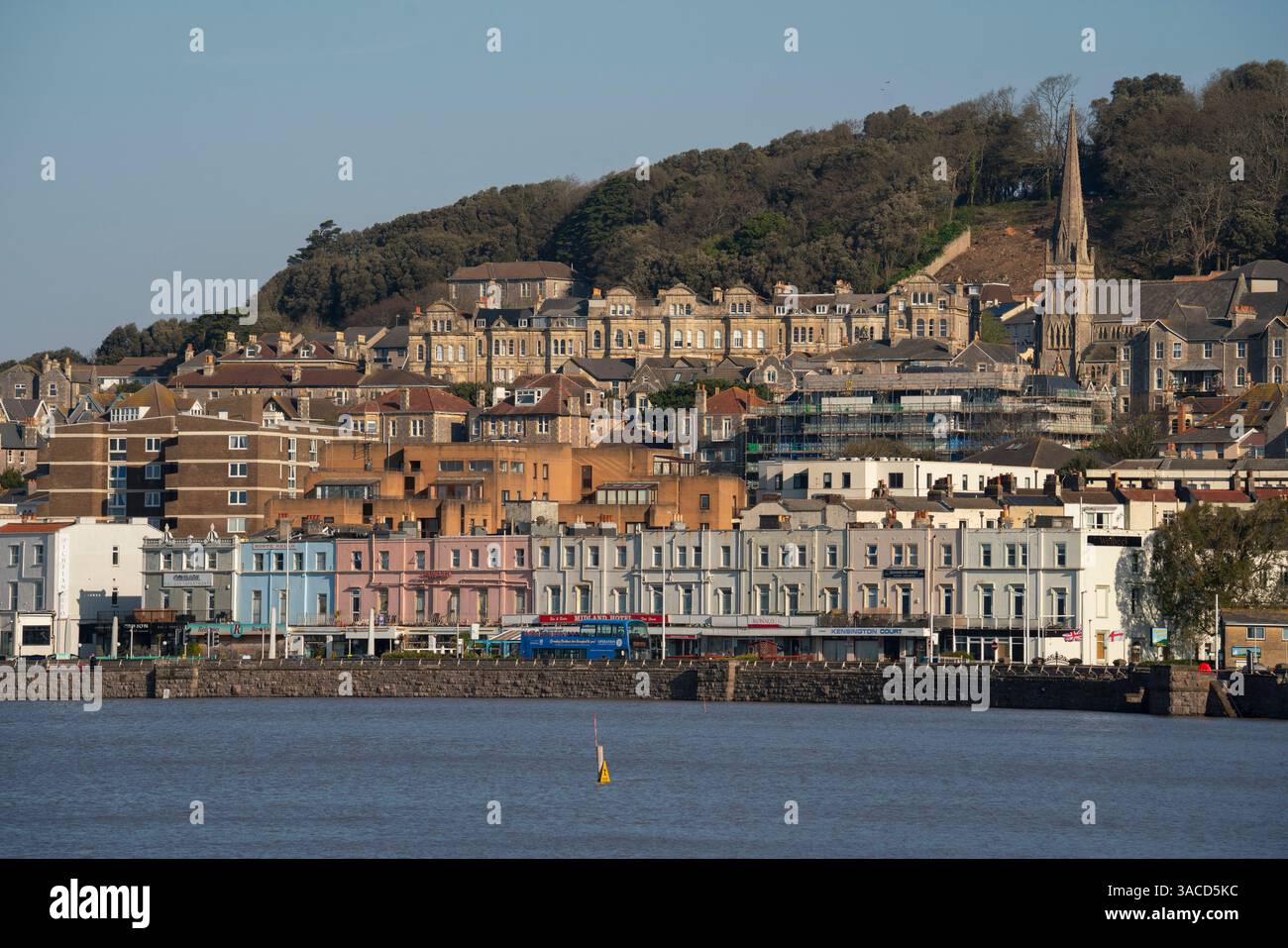Alloggi lungo il lungomare di Weston-super-Mare in una giornata di sole e limpido con l'alta marea primaverile. Foto Stock
