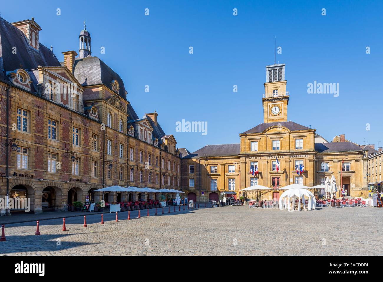 Municipio con campanile nell'angolo sud-ovest di Place Ducale a Charleville-Mézières, in Francia, la piazza storica della città. Foto Stock