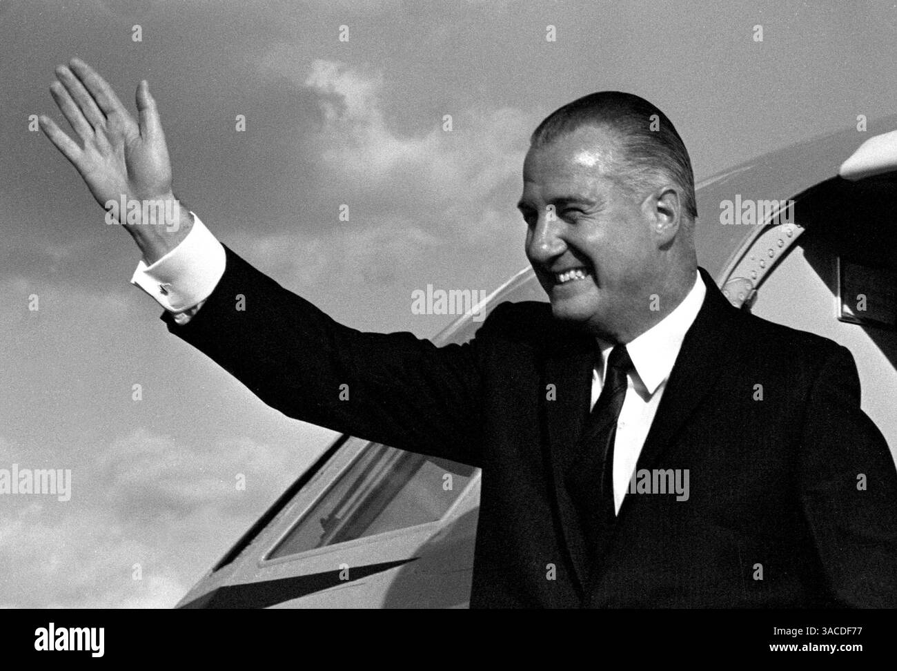 11 febbraio 1969 - Cincinnati, Ohio, USA - Vice Presidente, SPERIO T. AGNEW, 39° Vice Presidente degli Stati Uniti (1969-1973), mostrato qui in arrivo a Cincinnati, Ohio, 11 febbraio 1969, per parlare ad una cena del Lincoln Day. Agnew si è dimesso da Vice Presidente quando è stato multato per evasione fiscale. Nato a Baltimora, il 9 novembre 1918, Agnew è il figlio di un immigrato greco il cui nome originariamente era Anagnostopoulos. (Immagine di credito: © Ken Stewart/ZUMA Press) Foto Stock