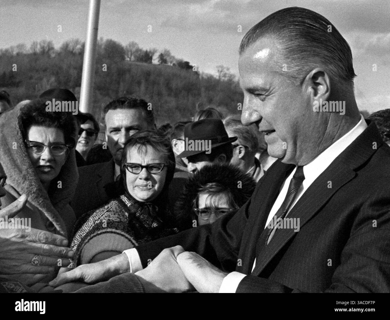 11 febbraio 1969 - Cincinnati, Ohio, USA - Vice Presidente, SPERIO T. AGNEW, 39° Vice Presidente degli Stati Uniti (1969-1973), mostrato qui in arrivo a Cincinnati, Ohio, 11 febbraio 1969, per parlare ad una cena del Lincoln Day. Agnew si è dimesso da Vice Presidente quando è stato multato per evasione fiscale. Nato a Baltimora, il 9 novembre 1918, Agnew è il figlio di un immigrato greco il cui nome originariamente era Anagnostopoulos. (Immagine di credito: © Ken Stewart/ZUMA Press) Foto Stock