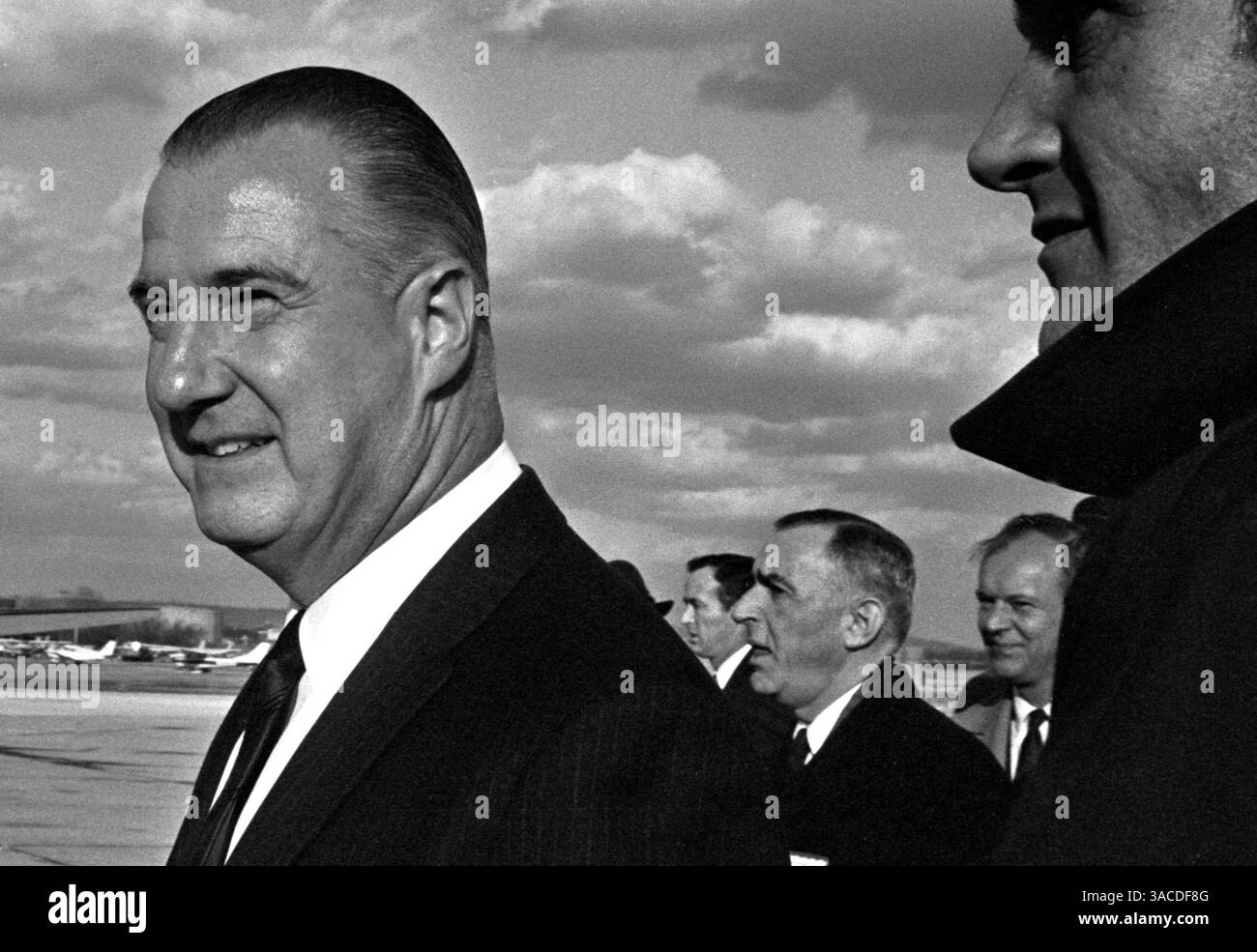 11 febbraio 1969 - Cincinnati, Ohio, USA - Vice Presidente, SPERIO T. AGNEW, 39° Vice Presidente degli Stati Uniti (1969-1973), mostrato qui in arrivo a Cincinnati, Ohio, 11 febbraio 1969, per parlare ad una cena del Lincoln Day. Agnew si è dimesso da Vice Presidente quando è stato multato per evasione fiscale. Nato a Baltimora, il 9 novembre 1918, Agnew è il figlio di un immigrato greco il cui nome originariamente era Anagnostopoulos. (Immagine di credito: © Ken Stewart/ZUMA Press) Foto Stock