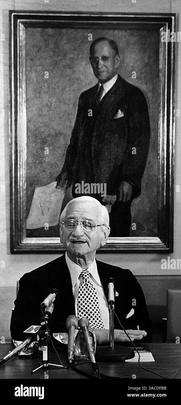 01 giu 1975 - Cincinnati, Ohio, USA - foto del file dell'era degli anni '1970 del Dottor ALBERT SABIN, creatore del vaccino orale antipolio, prendendo domande dai media dopo aver ricevuto la National Medal of Science. (Immagine di credito: © Ken Stewart/ZUMA Press) Foto Stock