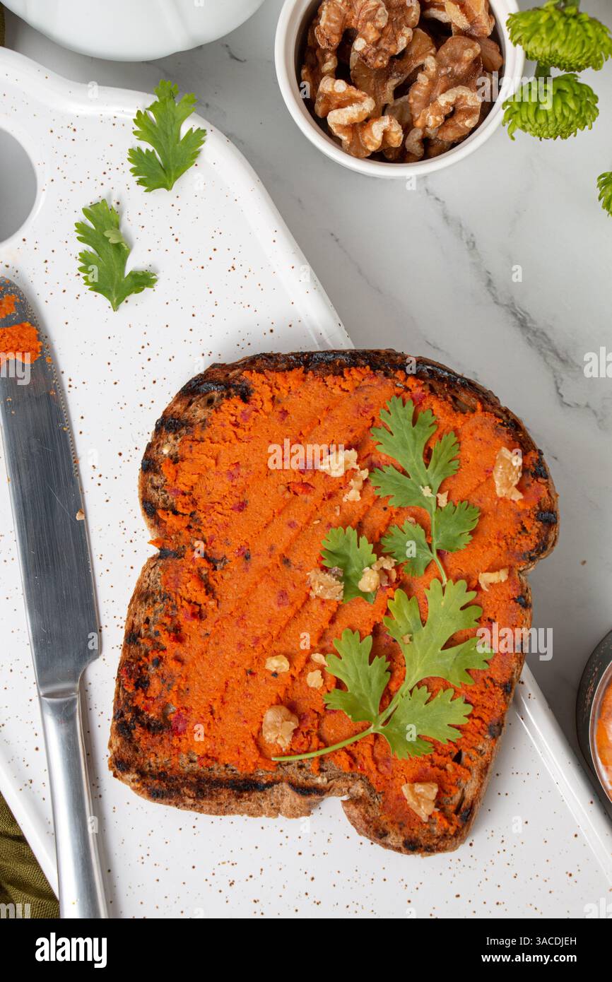 Vivace colazione a base di piante con frutta fresca, verdura e pane integrale – vibrazioni mattutine con fiori Foto Stock