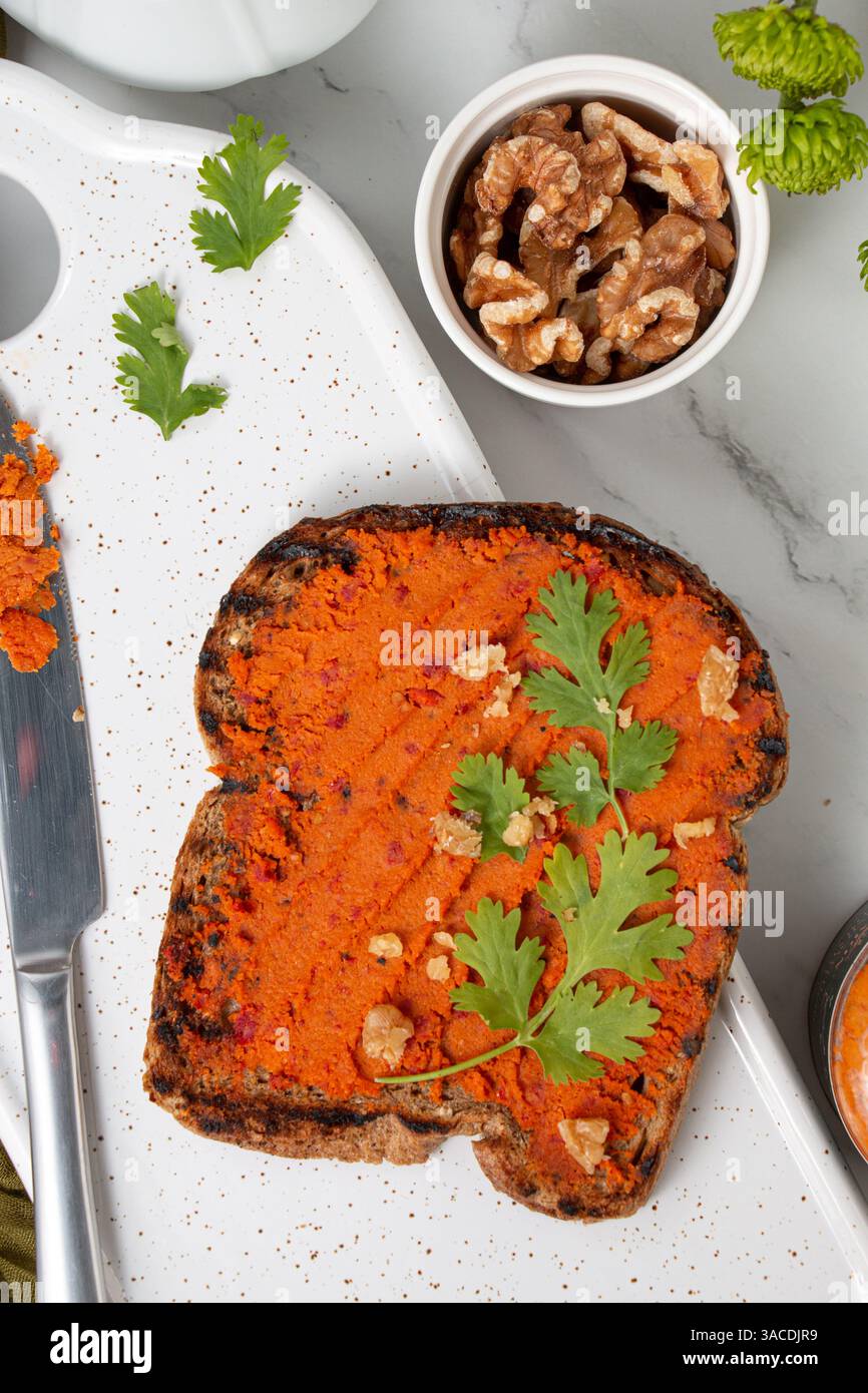 Vivace colazione a base di piante con frutta fresca, verdura e pane integrale – vibrazioni mattutine con fiori Foto Stock