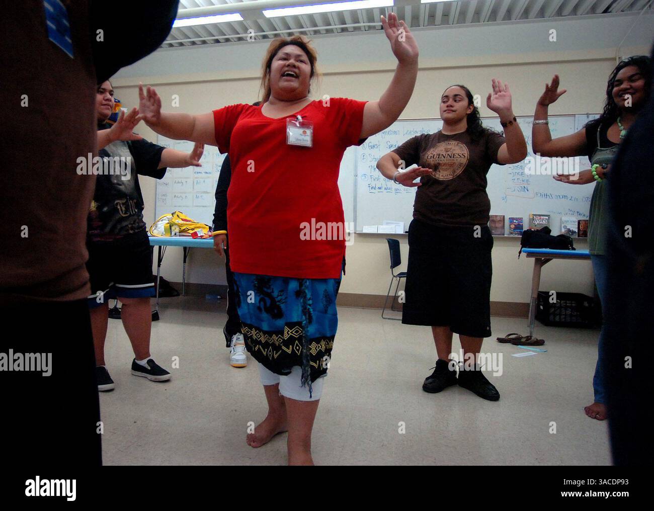 Il centro Liahona Oliveros insegna agli studenti una danza samoana lunedì 16 ottobre 2007 durante una lezione di leadership polenitica presso la Luther Burbank High School come studenti da sinistra a destra, Sena Vailes, 15, NENI Green, 16, Lome vivi, 15 anni, partecipa. Dopo che i programmi scolastici superiori in california hanno ottenuto una grande spinta nei finanziamenti federali e raddoppieranno il numero di siti e studenti quest'anno. C'è un interesse a livello nazionale nell'espandersi dopo la scuola per gli studenti delle scuole superiori a causa di una ricerca che mostra che i partecipanti hanno meno probabilità di rinunciare, commettere crimini. Luther Burbank e' in giro da quattro voi Foto Stock