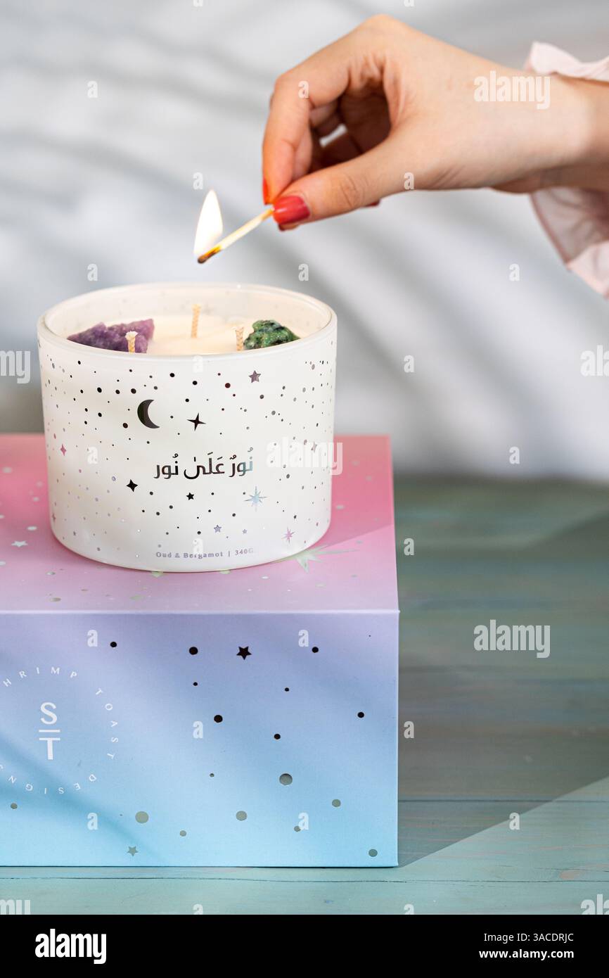 Arredamento arabo islamico motivazionale per la casa: Candele profumate con pietre colorate e ombre delle palme. Ramadan Foto Stock