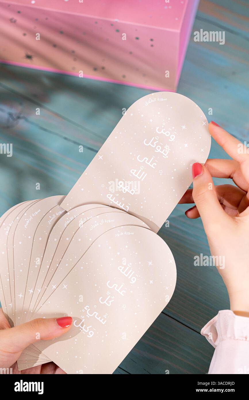 Arredamento arabo islamico motivazionale per la casa: Candele profumate con pietre colorate e ombre delle palme. Ramadan Foto Stock