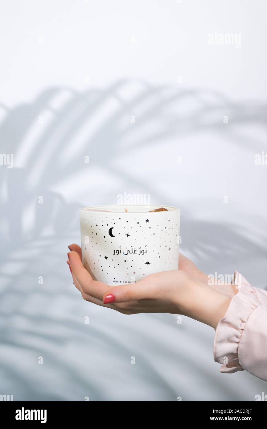 Arredamento arabo islamico motivazionale per la casa: Candele profumate con pietre colorate e ombre delle palme. Ramadan Foto Stock