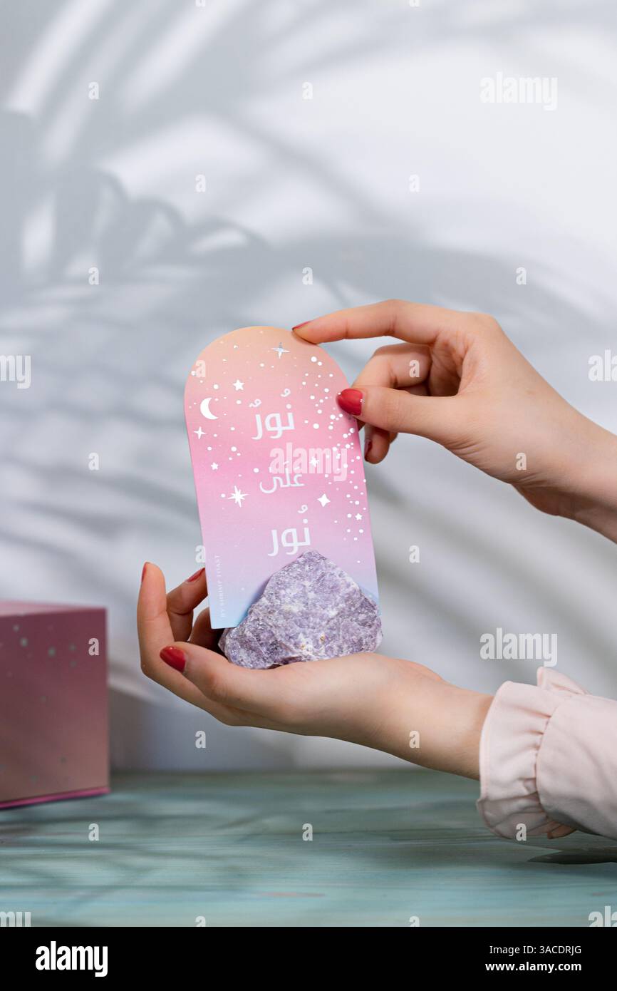 Arredamento arabo islamico motivazionale per la casa: Candele profumate con pietre colorate e ombre delle palme. Ramadan Foto Stock