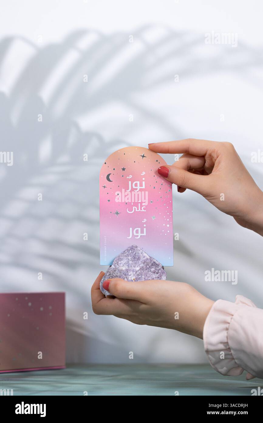 Arredamento arabo islamico motivazionale per la casa: Candele profumate con pietre colorate e ombre delle palme. Ramadan Foto Stock