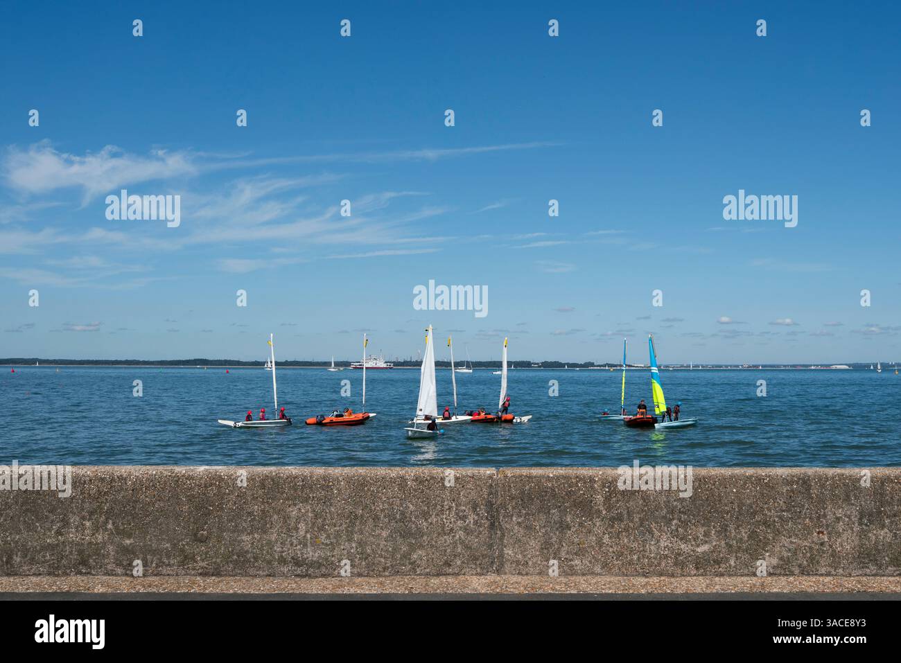 Le persone imparano a navigare nel Solent al largo di Cowes, Isola di Wight, in una giornata soleggiata e limpida. Foto Stock