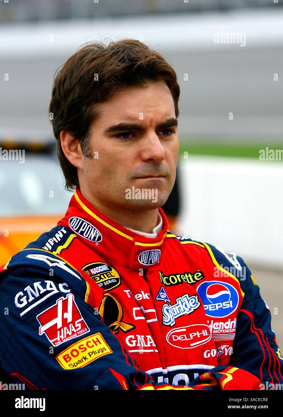 Jeff Gordon aspetta di salire sulla DUPONT Chevy all'autodromo Michigan International Speedway. (Immagine di credito: © FOTOGRAFO/Cal Sport Media) Foto Stock