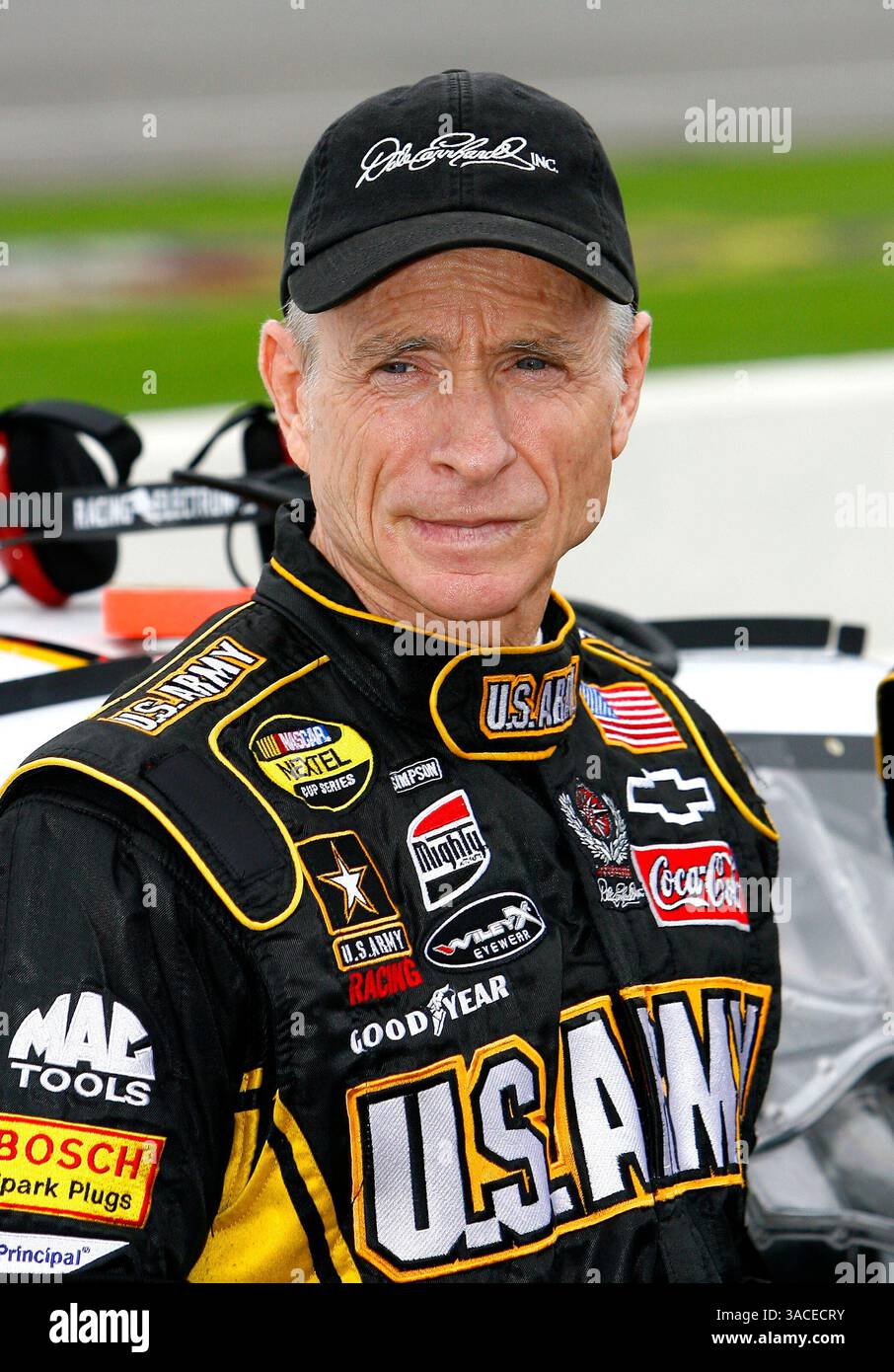 Mark Martin aspetta di salire sulla Army Chevy al Michigan International Speedway. (Immagine di credito: © FOTOGRAFO/Cal Sport Media) Foto Stock