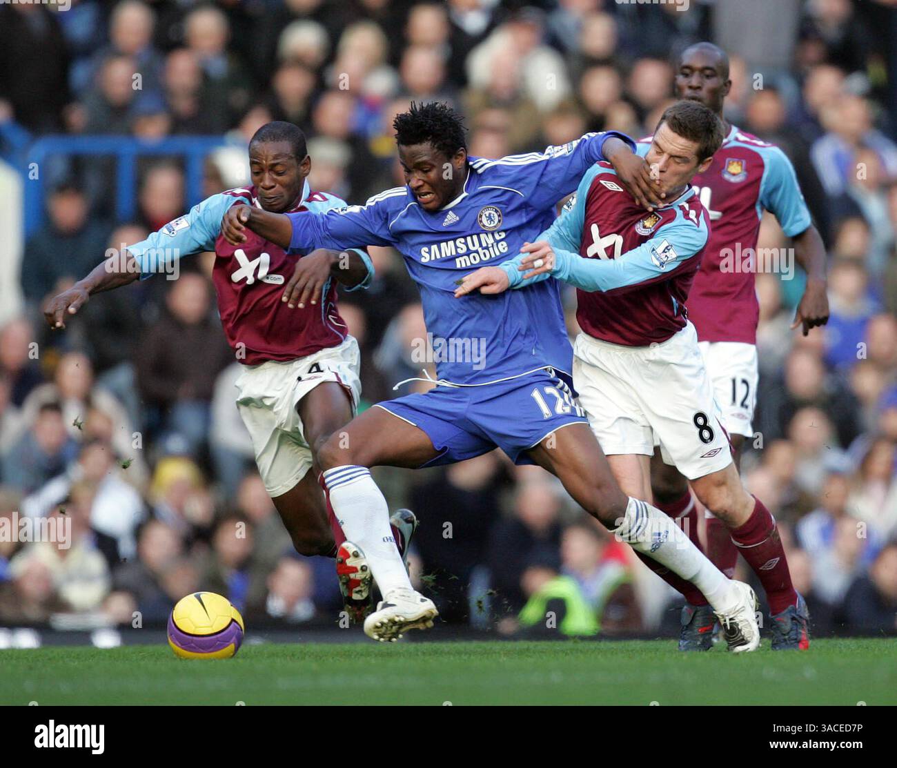 Il Salomon Kalou di Chelsea si arrampica con Luis Boa morte del West Ham e Scott Parker (immagine di credito: © PHOTOGRAPHER/Cal Sport Media) Foto Stock
