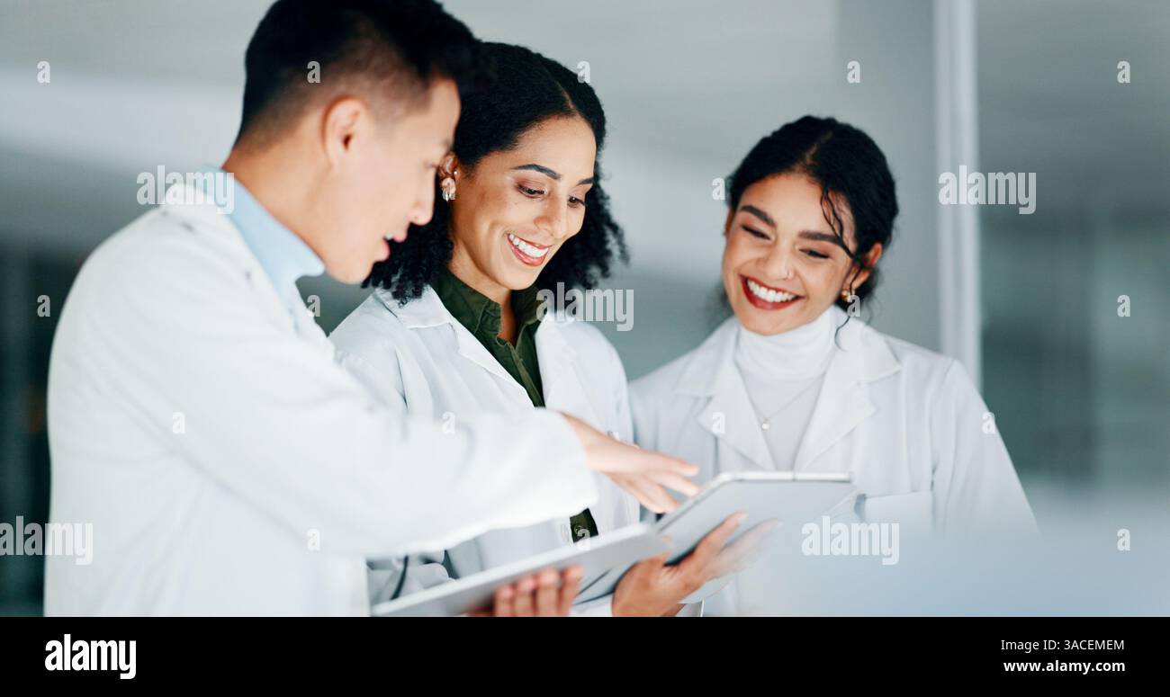 Tablet, incontro e scienziati in laboratorio di notte per la ricerca medica con scoperta farmaceutica. Discussione, tecnologia digitale e scienza Foto Stock