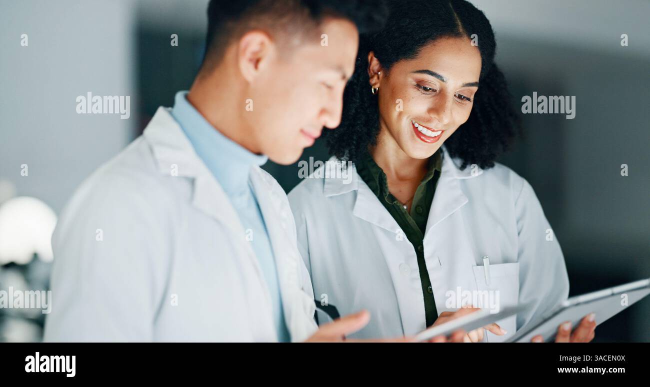 Tablet, ricerca e scienziati in laboratorio di notte per discussione medica con scoperta farmaceutica. Riunioni, tecnologia digitale e scienza Foto Stock