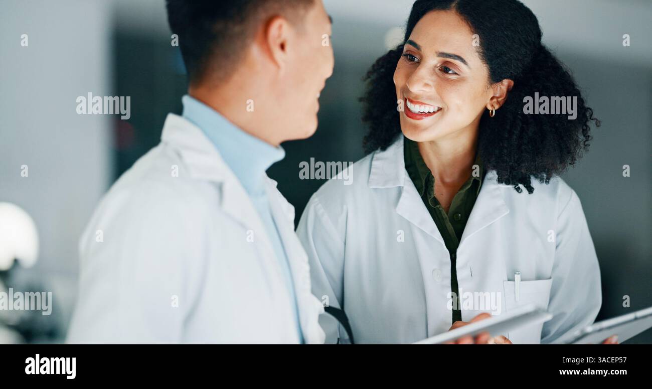 Tablet, scoperta e scienziati in laboratorio di notte per la ricerca medica con discussione farmaceutica. Riunioni, tecnologia digitale e scienza Foto Stock
