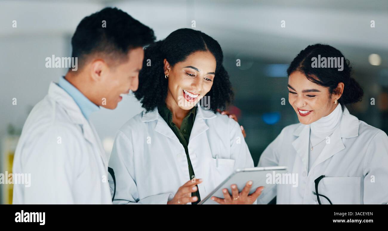Tablet, medici e scienziati in laboratorio di notte per la ricerca con scoperta farmaceutica. Tecnologia digitale e scienza felici con Foto Stock