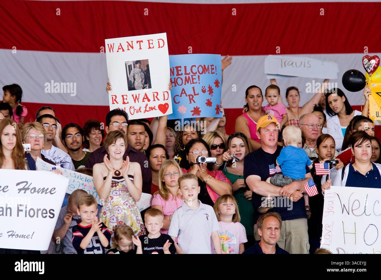 30 marzo 2008 - Phoenix, Arizona, Stati Uniti - i membri della famiglia dei soldati della Guardia Nazionale dell'Arizona aspettano che i loro cari tornino a casa dall'Afghanistan su un gancio dell'Aeronautica militare a Phoenix, Arizona, domenica. Circa 250 membri del 158th Infantry Battalion della Guardia Nazionale dell'Arizona sono tornati a Phoenix, Arizona, da un anno di schieramento in Afghanistan Sunday. L'unità, nota anche come "Bushmasters" dal loro servizio nella seconda guerra mondiale, faceva parte del più grande dispiegamento monounità della Guardia nazionale dell'Arizona dalla seconda guerra mondiale. Due membri del battaglione sono stati uccisi in azione durante il loro d Foto Stock