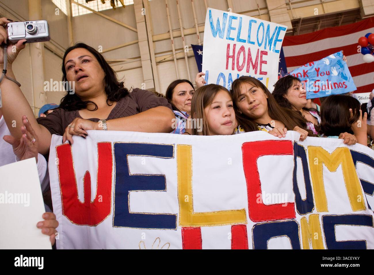 30 marzo 2008 - Phoenix, Arizona, Stati Uniti - i membri della famiglia dei soldati della Guardia Nazionale dell'Arizona aspettano che i loro cari tornino a casa dall'Afghanistan su un gancio dell'Aeronautica militare a Phoenix, Arizona, domenica. Circa 250 membri del 158th Infantry Battalion della Guardia Nazionale dell'Arizona sono tornati a Phoenix, Arizona, da un anno di schieramento in Afghanistan Sunday. L'unità, nota anche come "Bushmasters" dal loro servizio nella seconda guerra mondiale, faceva parte del più grande dispiegamento monounità della Guardia nazionale dell'Arizona dalla seconda guerra mondiale. Due membri del battaglione sono stati uccisi in azione durante il loro d Foto Stock