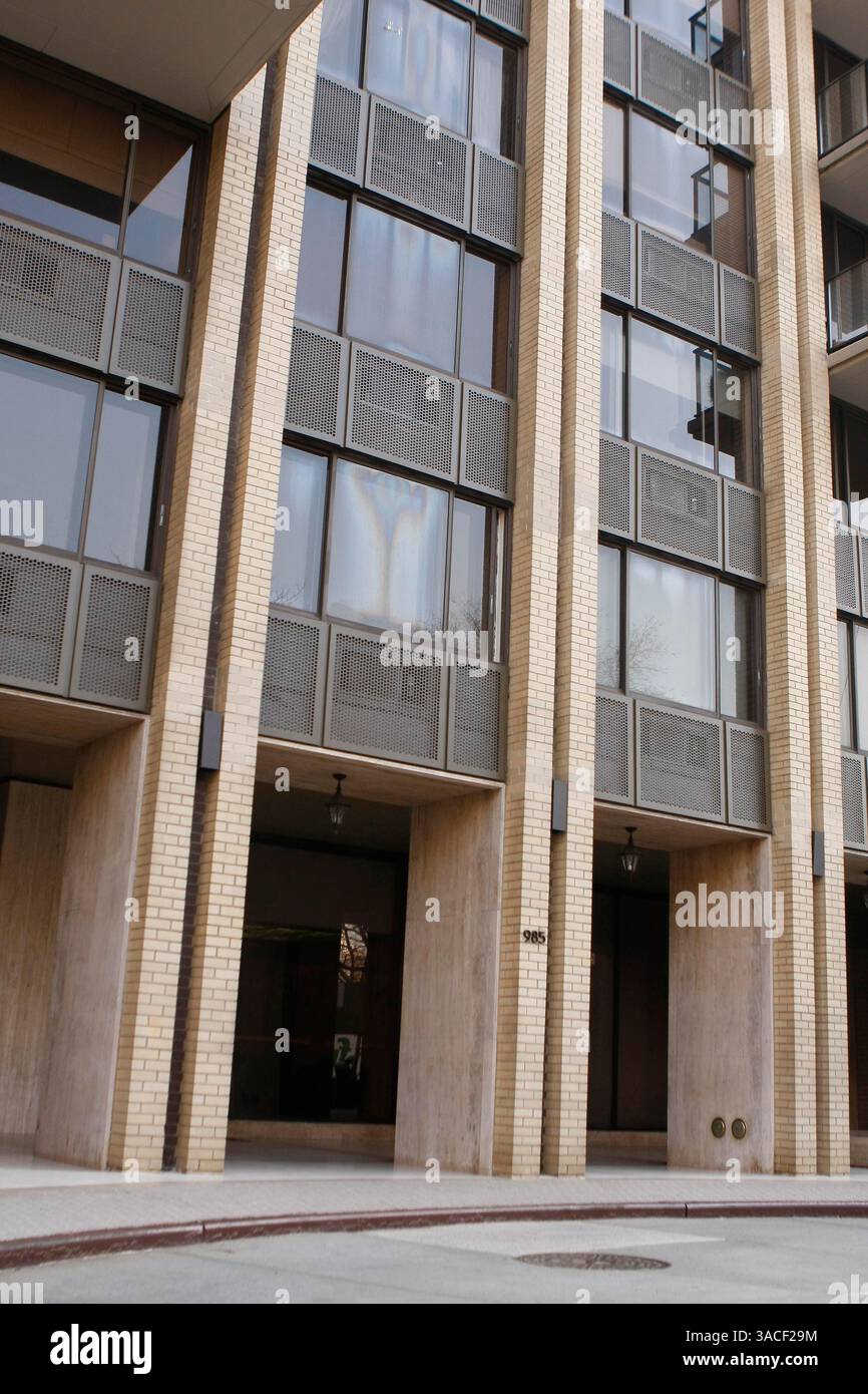 11 marzo 2008. New York City . I media aspettano fuori dalla casa del governatore di New York Eliot Spitzer. L'IRS Criminal Investigation Division e l'FBI hanno scoperto i registri bancari e i registri di viaggio di Spitzer riguardanti un anello di prostituzione (immagine di credito: © Sharkpixs/ZUMA Press) Foto Stock