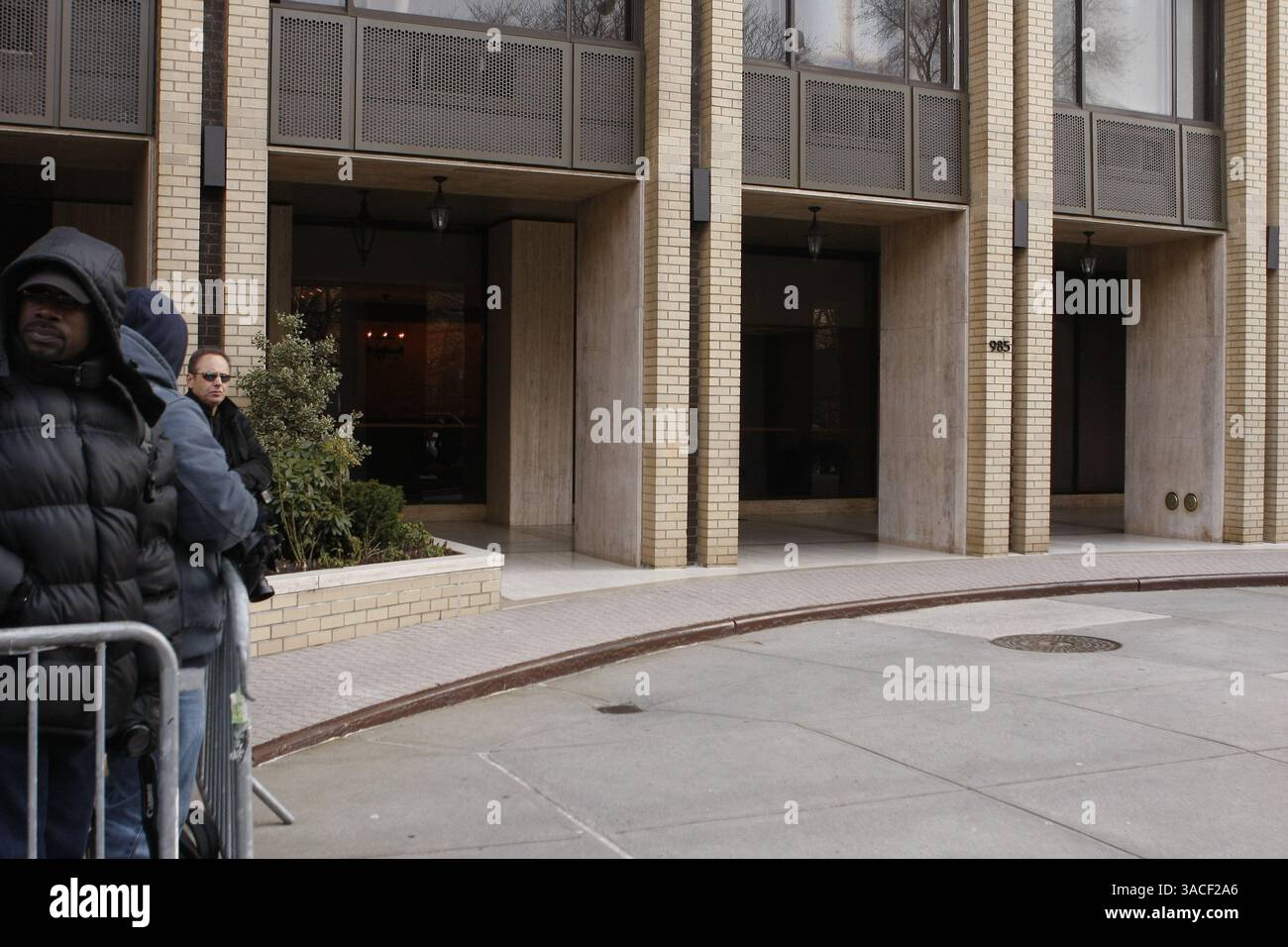 11 marzo 2008. New York City . I media aspettano fuori dalla casa del governatore di New York Eliot Spitzer. L'IRS Criminal Investigation Division e l'FBI hanno scoperto i registri bancari e i registri di viaggio di Spitzer riguardanti un anello di prostituzione (immagine di credito: © Sharkpixs/ZUMA Press) Foto Stock