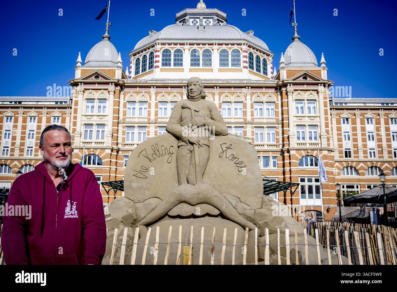 DEN HAAG - Una scultura di sabbia di Mick Jagger sul viale di Scheveningen. Per la prima volta in 15 anni, questa mostra all'aperto di opere di sabbia è tornata a Scheveningen. ANP ROBIN UTRECHT netherlands Out - belgio Out Foto Stock