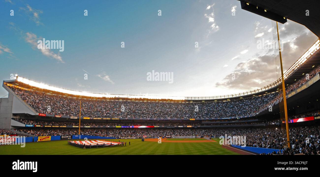 1° aprile 2008. Cerimonia di apertura con i New York Yankees che iniziano la loro ultima stagione allo Yankee Stadium, ospitando i Toronto Blue Jays nel Bronx, New York. Twig/CSM (immagine di credito: © Cal Sport Media/ZUMA Press) Foto Stock