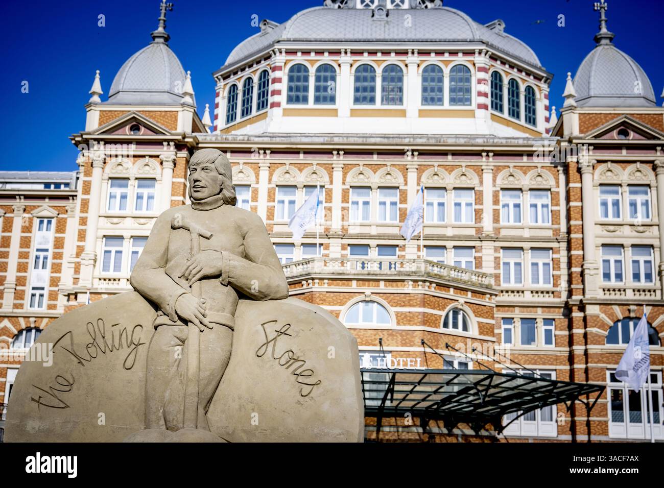 DEN HAAG - Una scultura di sabbia di Mick Jagger sul viale di Scheveningen. Per la prima volta in 15 anni, questa mostra all'aperto di opere di sabbia è tornata a Scheveningen. ANP ROBIN UTRECHT netherlands Out - belgio Out Foto Stock