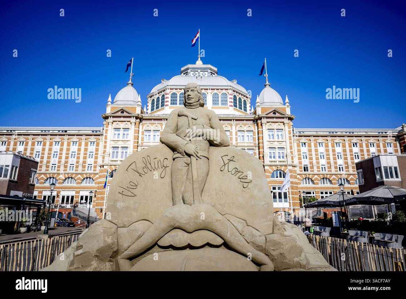 DEN HAAG - Una scultura di sabbia di Mick Jagger sul viale di Scheveningen. Per la prima volta in 15 anni, questa mostra all'aperto di opere di sabbia è tornata a Scheveningen. ANP ROBIN UTRECHT netherlands Out - belgio Out Foto Stock